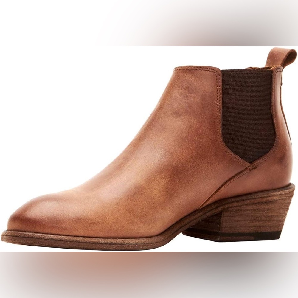 Frye Carson Chelsea Boot in Cognac